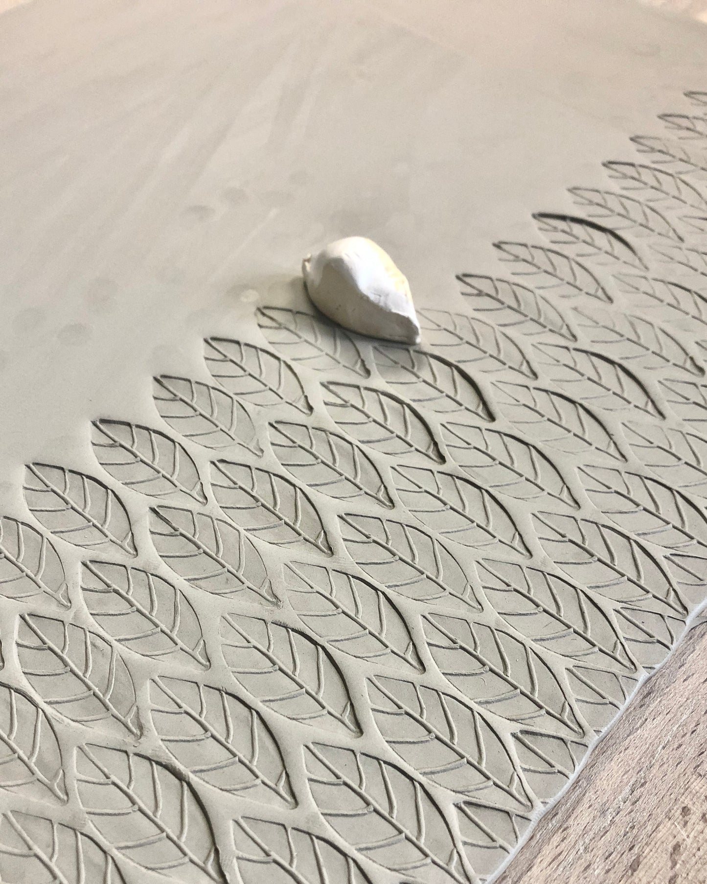 Kavlad kopp med lövmönster senapsgul