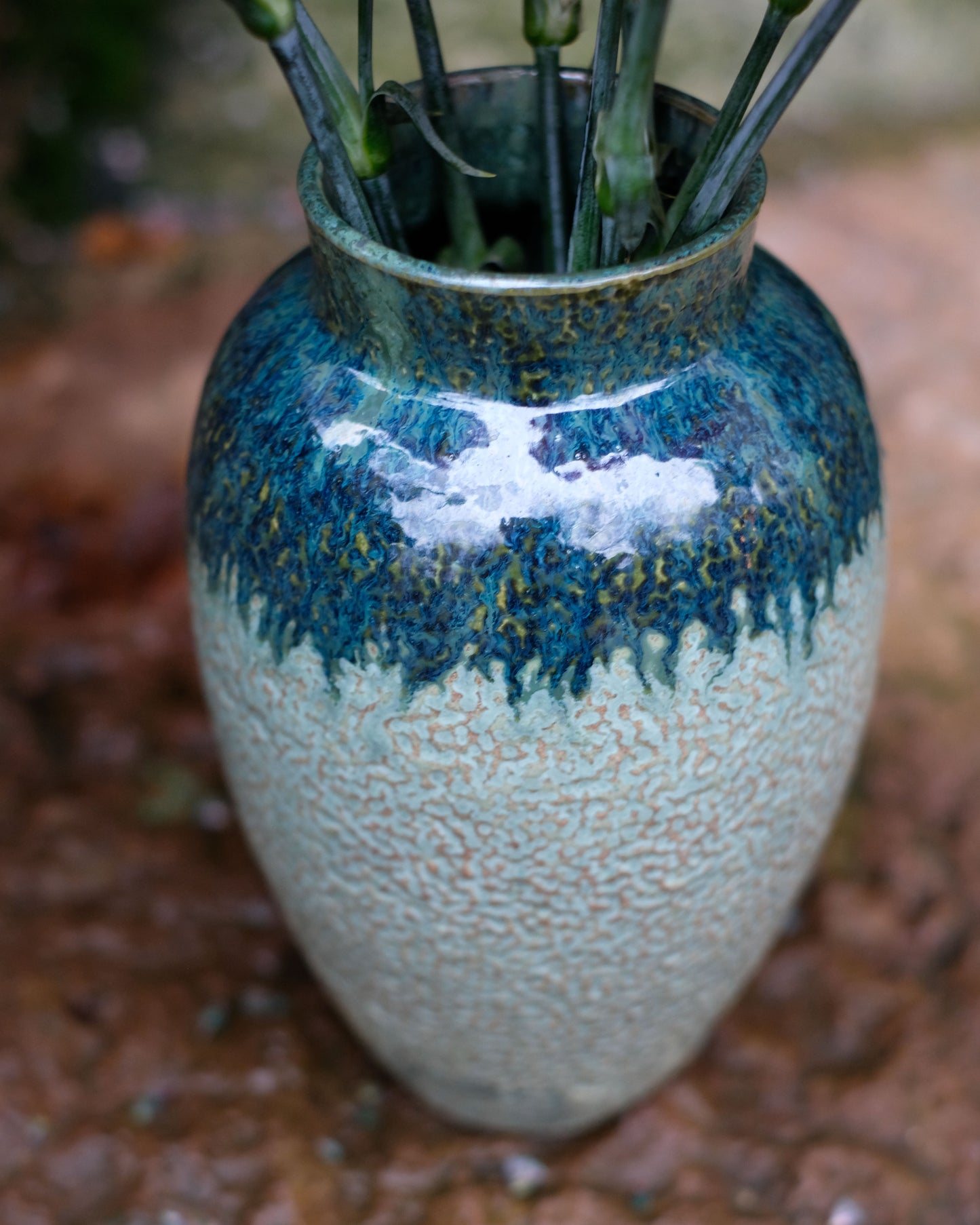 Grönmelerad knackad vas