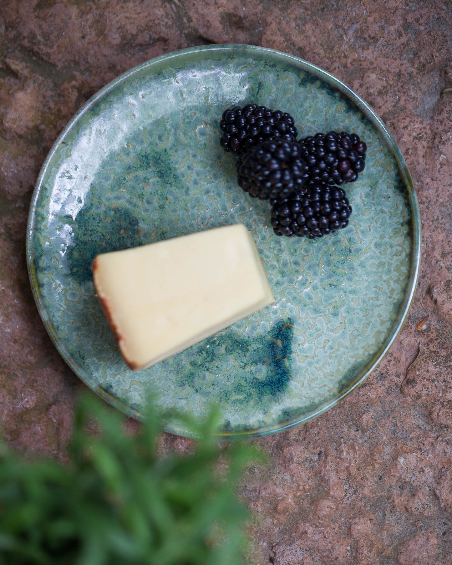 Knackad assiett, grönmelerad